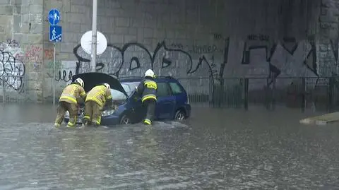 Zalana S8. 700 metrów w trzy godziny. "Wysoki samochód, może przejedziemy"