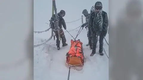 Górskie "morsowanie" w "polarnych" warunkach na Śnieżce. Z pomocą przyszli inni turyści i ratownicy