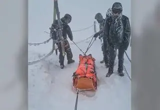 Górskie "morsowanie" w "polarnych" warunkach na Śnieżce. Z pomocą przyszli inni turyści i ratownicy