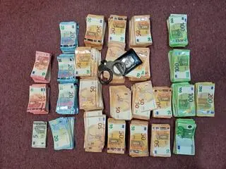 Podczas przeszukań znaleziono ponad 475 000 euro, 30 350 USD i 1800 złotych