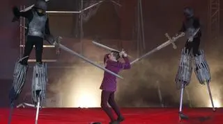 Część aktorów chodziło na szczudłach