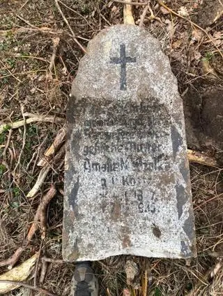 Jeden ze zniszczonych nagrobków