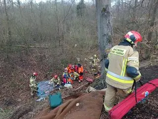 Nastolatek spadł z prowizorycznej huśtawki