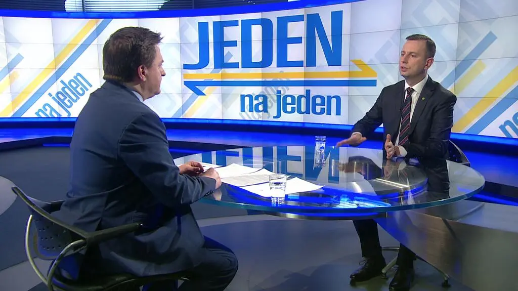 Ministrom nie podwyższałbym pensji