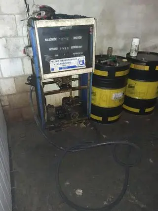 Na terenie posesji stał też dystrybutor