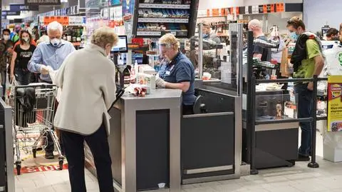 sklep kasa supermarket shutterstock_1728625834