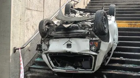 Auto dachowało i wpadło na schody. Do zdarzenia doszło w czasie ulewy