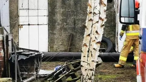 Sześciometrowy komin runął na ziemię i uderzył w stojącego obok 71-latka