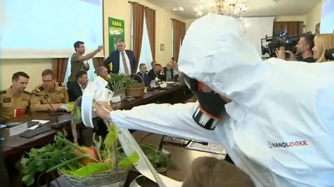 Działkowcy na sesji rady miasta Zielona Góra. "To są owoce i warzywa z działki 300 metrów od pożaru"