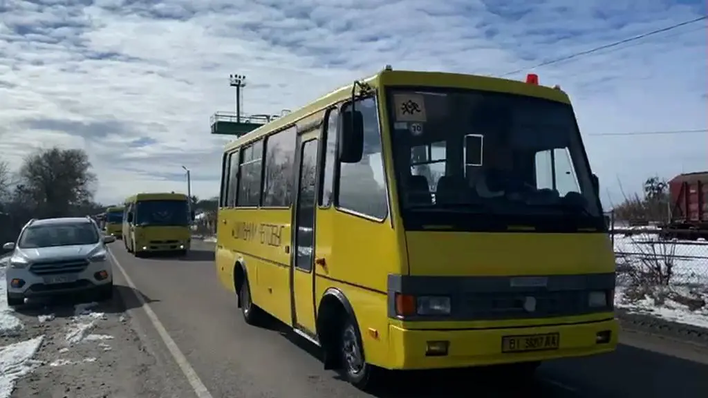 Kolumna autobusów jadąca w kierunku Sum 