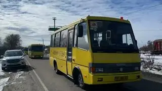 Kolumna autobusów jadąca w kierunku Sum 