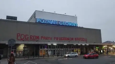 Napis pojawił się nad ranem na budynku dawnego dworca Poznań Główny