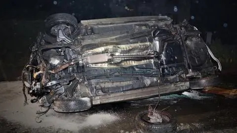 Jechali w pięciu, sami młodzi. Podczas dachowania 17-latek wypadł przez tylne okno, nie żyje