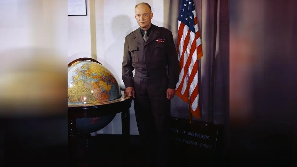 Dwight D. Eisenhower obok globusa 