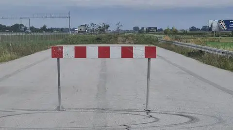 Droga kończy się w polu, samochody rozbijają się o nasyp. Teraz drogowcy postawili tam barierkę