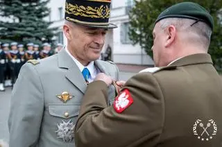 Szef obrony Sił Zbrojnych Francji Thierry Burkhard odznaczony Złotym Medalem Wojska Polskiego