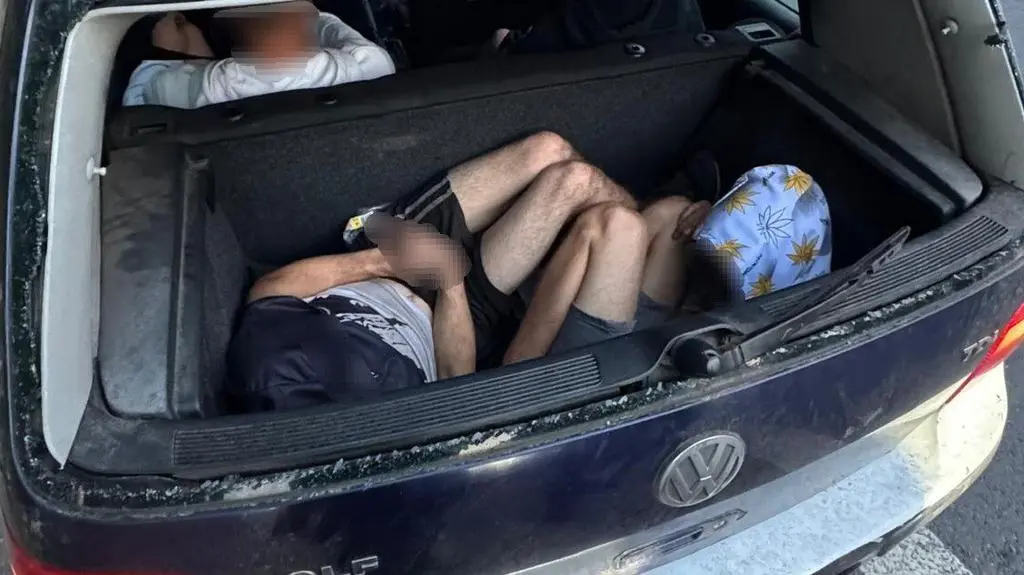 Dwóch pasażerów przewoził w bagażniku
