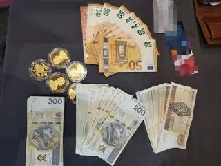 Zabezpieczono gotówkę i złote monety o łącznej wartości blisko 30 tys. zł