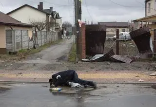 Martwy mężczyzna na ulicy w Buczy