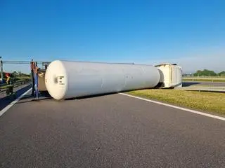 Strażacy będą podnosić pojazd