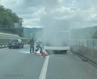Policjant ugasił płonący autokar na zakopiance
