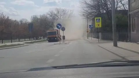 "Rozpylili to, co mieli posprzątać". Mieszkańcy skarżą się na "pustynną burzę" na ulicach