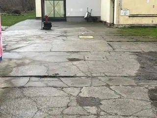 Chodnik przy Torowej. Obok będą uczyć się dzieci z niepełnosprawnościami