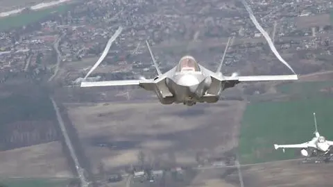 NATO stages on-air interception drill in Polish skies