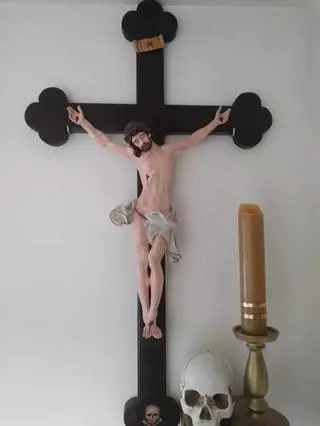Niosą krzyż procesyjny 