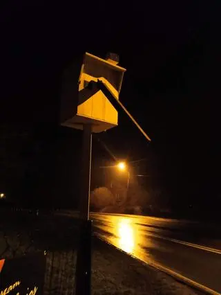 W nocy ktoś włożył w otwór deskę