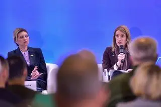 Pierwsza dama Ukrainy Ołena Zełenska i przewodnicząca Parlamentu Europejskiego Roberta Metsola podczas dyskusji panelowej w ramach konferencji "Zjednoczeni dla Sprawiedliwości" we Lwowie.