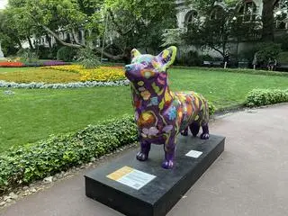 Pomnik Emmy - corgi królowej - w Whitehall Gardens w Londynie