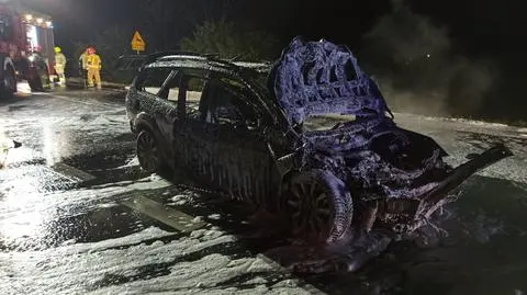 Zderzył się z ciągnikiem, jego auto stanęło w płomieniach. 19-latek w szpitalu
