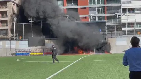 Płomienie i czarny dym. Zapalił się stadion przed meczem z Anglią