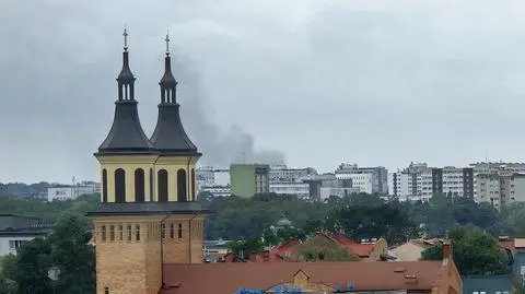 Dym widoczny jest z daleka