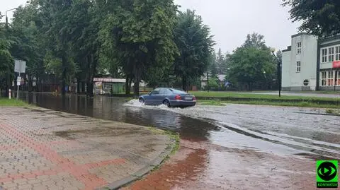 Deszcz zalał ulicę w Hajnówce