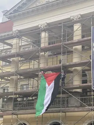 Pod Pałacem gromadzą się osoby wspierające protest studentów UW z Palestyną