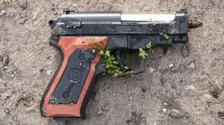 Mężczyzna wszedł do sklepu z atrapą broni