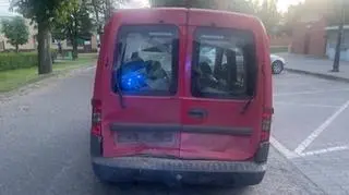 Siła uderzenia była tak duża, że auto wjechało na przejście dla pieszych