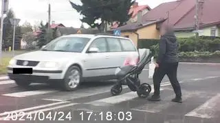 Mężczyzna w ostatniej chwili uciekł z przejścia dla pieszych przed jadącym samochodem 