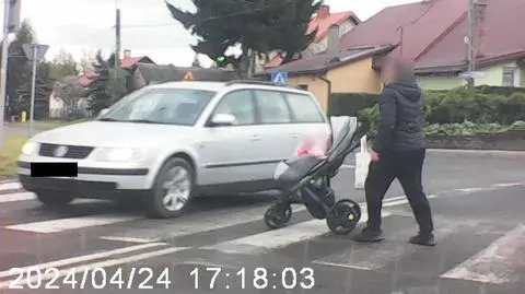 Mężczyzna w ostatniej chwili uciekł z przejścia dla pieszych przed jadącym samochodem 