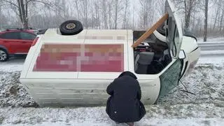 Auto wpadło do rowu w Kręczkach