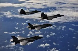 Amerykańskie myśliwce - dwa F-22 i dwa F-35 - lecą w formacji