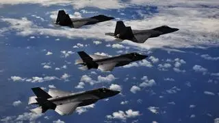 Amerykańskie myśliwce - dwa F-22 i dwa F-35 - lecące w formacji