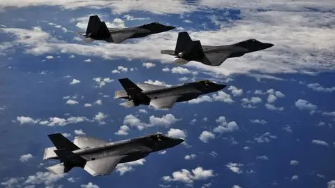 Amerykańskie myśliwce - dwa F-22 i dwa F-35 - lecą w formacji