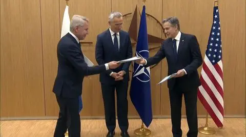 Flaga wciągnięta na maszt. Finlandia oficjalnie członkiem NATO