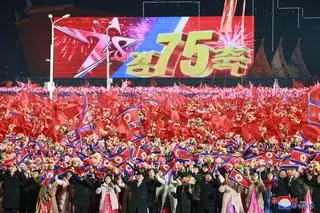 Parada wojskowa z okazji 75-lecia Koreańskiej Armii Ludowej 