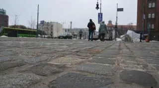 Codziennie przechodzą tędy setki osób, jednak zauważono ją dopiero 3 lata po remoncie ulicy