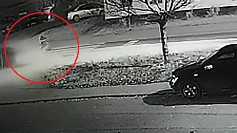 Był już w połowie przejścia dla pieszych, gdy uderzył go samochód