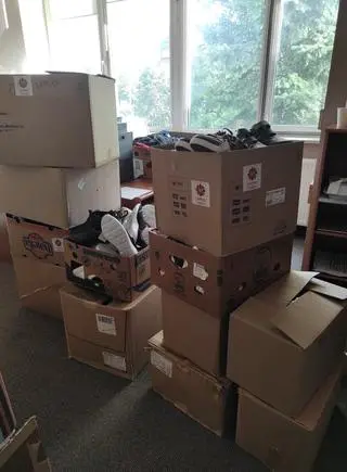 Wśród przekazanych rzeczy znalazły się również buty i odzież